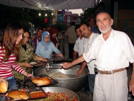 11 Ay Börek Satıyor, Ramazan Boyunca Deve Etiyle İftar Veriyor