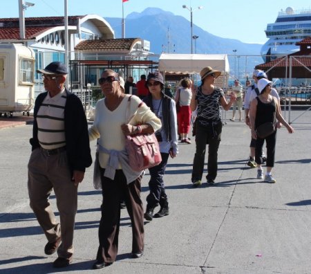 11 katlı lüks kruvaziyer gemi Alanya'ya demirledi