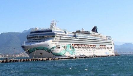 11 katlı lüks kruvaziyer gemi Alanya'ya demirledi