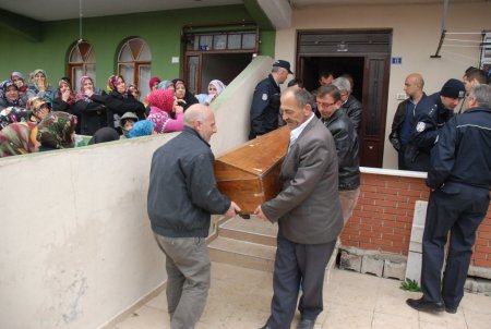 11 yaşındaki çocuk evinde bıçaklanarak öldürüldü (2)