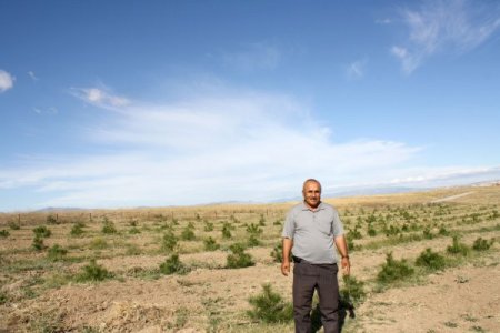11 yıl önce köye atandı, önce köy camisini sonra mezarlığını değiştirdi