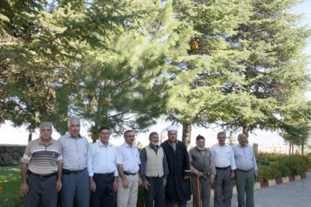 11 yıl önce köye atandı, önce köy camisini sonra mezarlığını değiştirdi