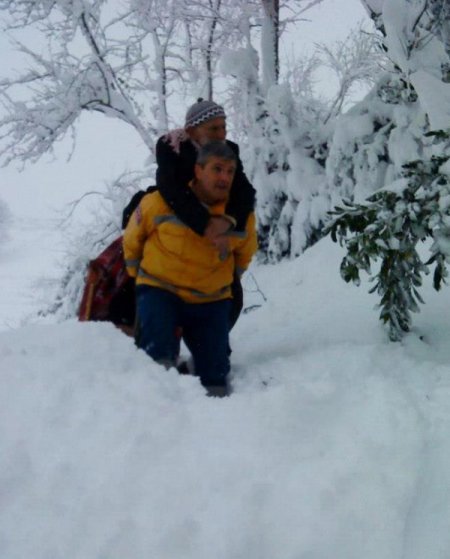 112 acil personeli 96’lık hastayı sırtında taşıdı