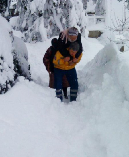 112 acil personeli 96’lık hastayı sırtında taşıdı
