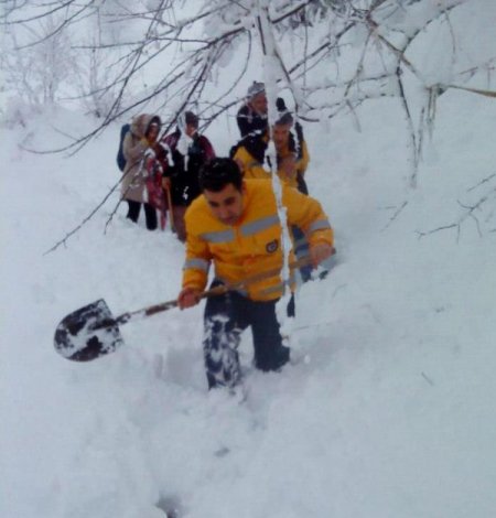 112 acil personeli 96’lık hastayı sırtında taşıdı