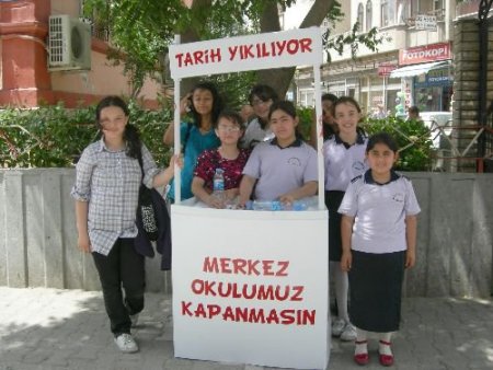 112 Yıllık Okulun Kapatılacağı Haberi Öğrenci İle Velileri Ayağa Kaldırdı
