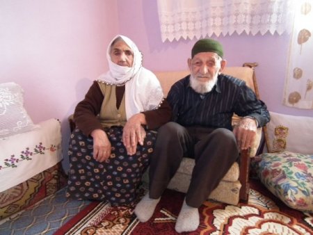 12 çocuk sahibi 75 yıllık evli çift evlat acısı görmemek için dua ediyor