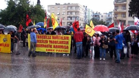 12 Eylül Darbesi Antalya'da Yoğun Yağmura Rağmen Protesto Edildi