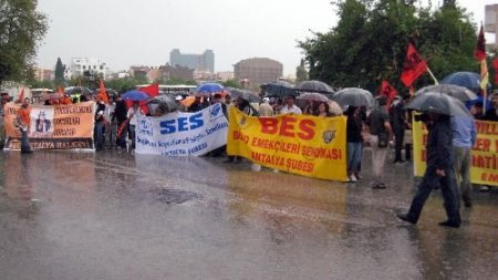 12 Eylül Darbesi Antalya'da Yoğun Yağmura Rağmen Protesto Edildi
