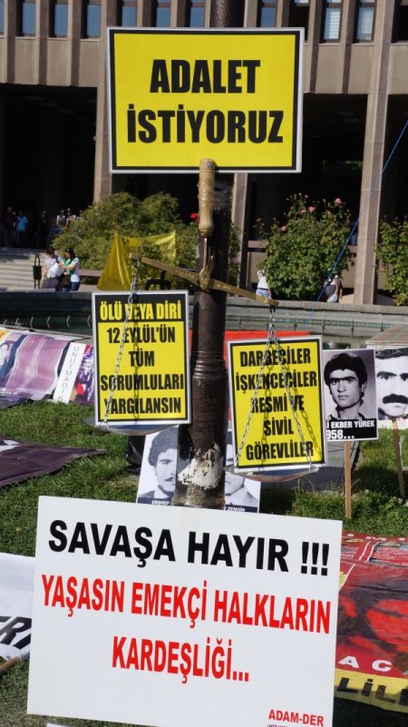 12 Eylül darbesini 'falakalı' protesto