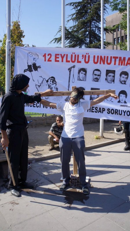 12 Eylül darbesini 'falakalı' protesto