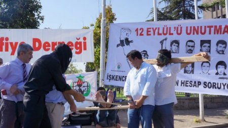 12 Eylül darbesini 'falakalı' protesto