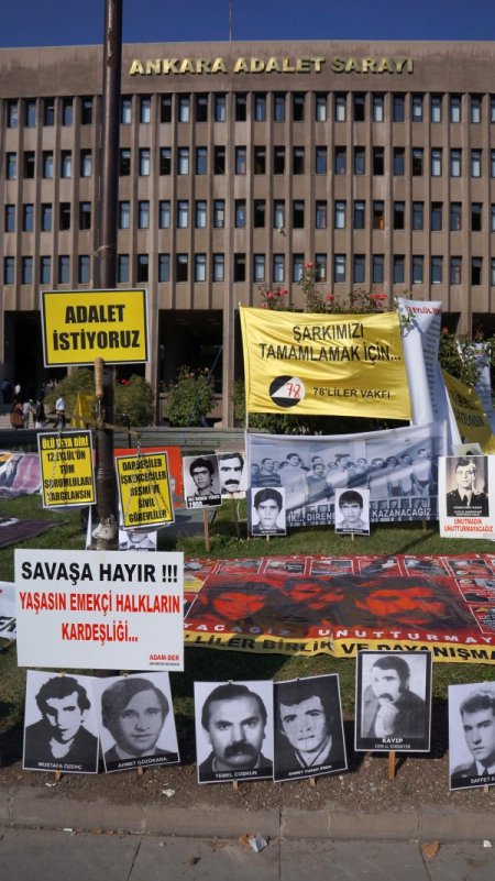 12 Eylül darbesini 'falakalı' protesto