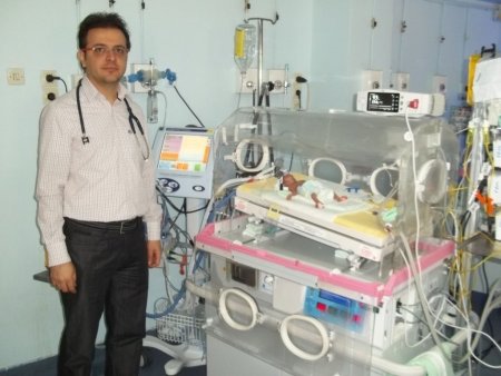 12 gün önce dünyaya gelen 560 gramlık parmak bebek hayata tutundu