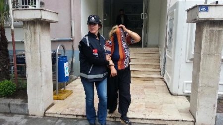 12 liralık çantayı çalarken yakalandı