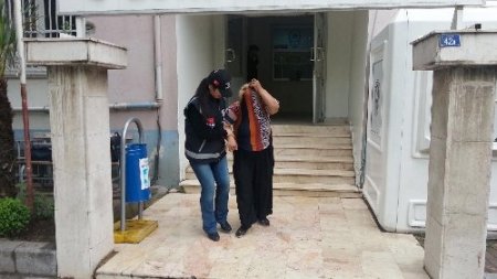 12 liralık çantayı çalarken yakalandı