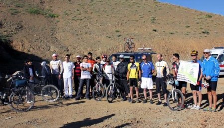 12 Saat Pedal Çevirerek Nemrut’a Çıktılar