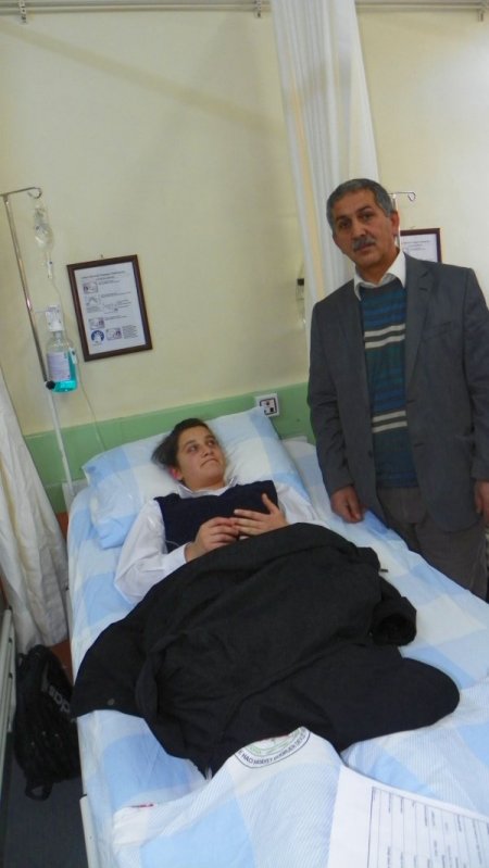 13 Kız Öğrenci Okulda Yedikleri Tavuk Dönerden Zehirlendi