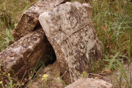 13 Metrelik Mezar Hayrete Düşürdü