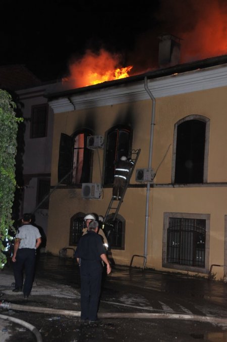 130 Yıllık Tarihi Kamu Binası Alev Alev Yandı