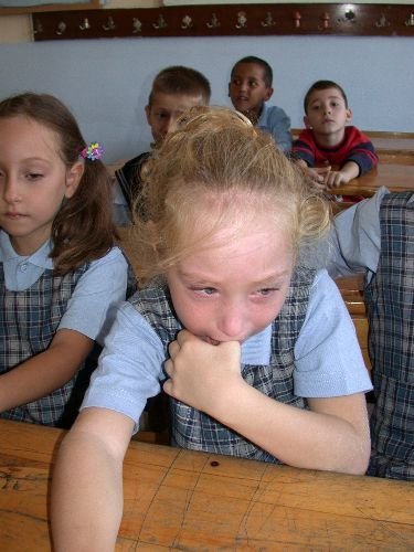 14 Aylık Karen Abisini İlk Gün Okulda Yalnız Bırakmadı