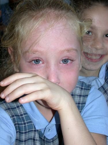14 Aylık Karen Abisini İlk Gün Okulda Yalnız Bırakmadı