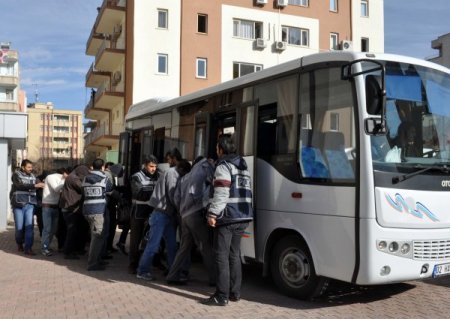 14 Sokak Satıcısı Adliyeye Çıkarıldı