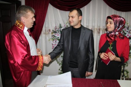 14 Şubat'ta nişanlanan çift, nikah için de aynı tarihi seçti