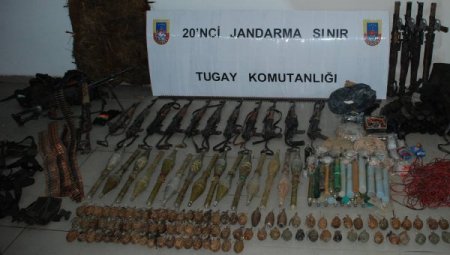 14 teröristin öldürüldüğü gün ele geçirilen mühimmatın fotoğrafları dağıtıldı