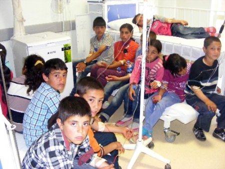 142 öğrenci yediği yemekten zehirlendi