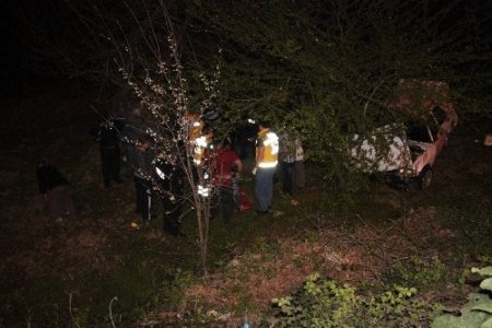 15 metreden evin bahçesine uçan otomobilin sürücüsü yaralandı