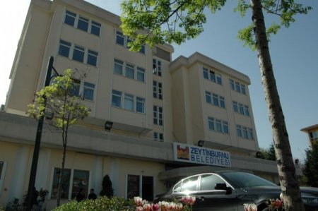 15 yıllık belediye binası çürük çıktı