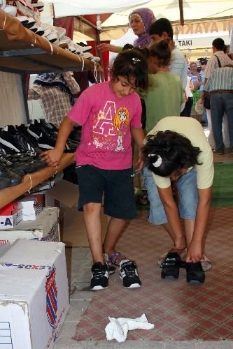 150 Engelli Ve Yetim Çocuğa Ayakkabı Dağıttı