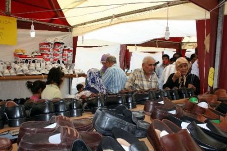 150 Engelli Ve Yetim Çocuğa Ayakkabı Dağıttı