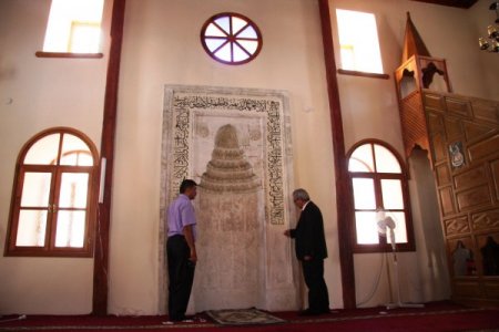 150 yıllık ahşap minareli cami zamana meydan okuyor