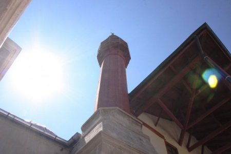150 yıllık ahşap minareli cami zamana meydan okuyor