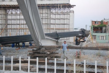 17 Tonluk Kiriş, Tren Raylarının Üzerine Düştü