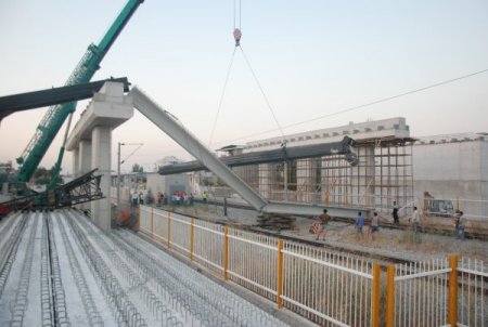17 Tonluk Kiriş, Tren Raylarının Üzerine Düştü