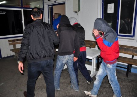 17 Yaşındaki Kıza Cinsel İstismarda Bulundukları Gerekçesiyle 5 Kişi Yakalandı