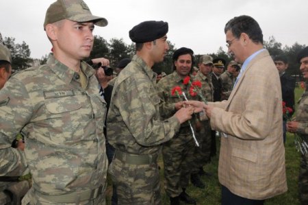 18 Engelli Bir Günlüğüne Silah Altına Alındı