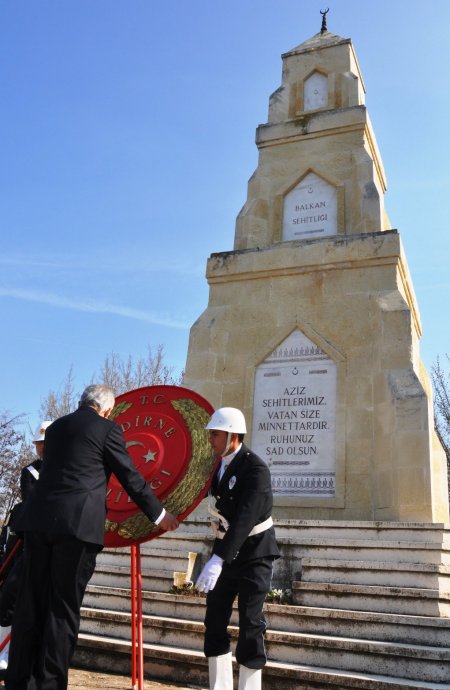 18 Mart'ta şehitliklere ziyaretçi akını
