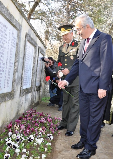 18 Mart'ta şehitliklere ziyaretçi akını
