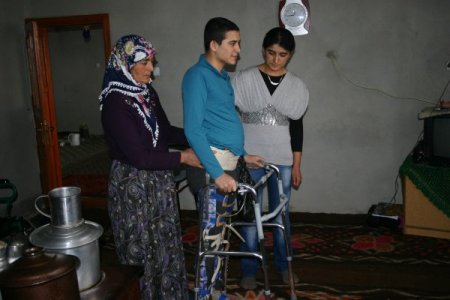 18 Yaşındaki Yusuf, Yeniden Yürüyebilmek İçin Yardım Eli Bekliyor