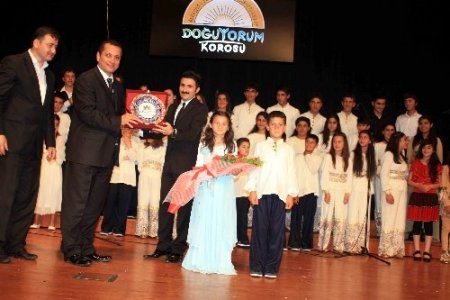 19 dilde seslendirilen şarkılar izleyenleri büyüledi