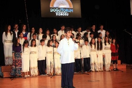 19 dilde seslendirilen şarkılar izleyenleri büyüledi