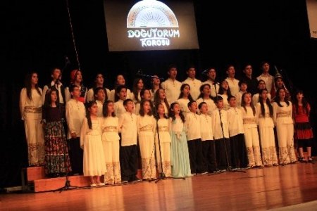 19 dilde seslendirilen şarkılar izleyenleri büyüledi