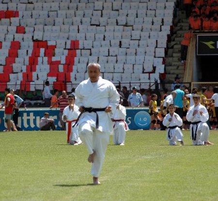 19 Mayıs Bayramı'nda Vali Yardımcısından Karate Gösterisi