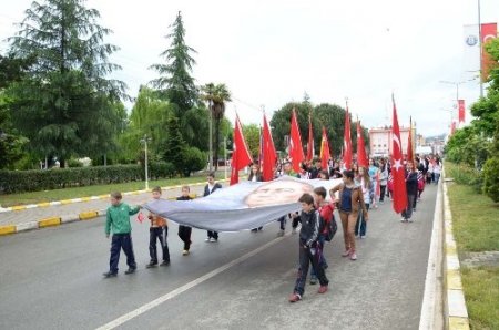 19 Mayıs'ı yağmur altında horon teperek kutladılar