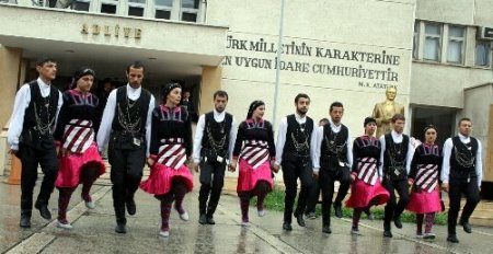 19 Mayıs'ı yağmur altında horon teperek kutladılar