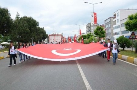 19 Mayıs'ı yağmur altında horon teperek kutladılar